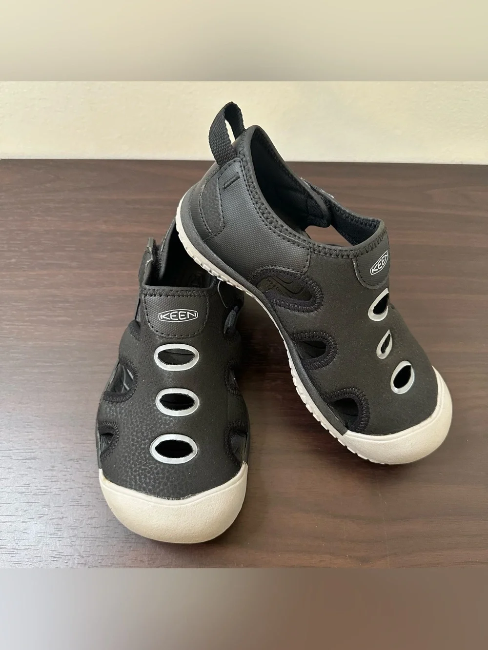 KEEN Stingray Slip-On Sandals Black Gray Hook & Loop Size 2 Unisex Kids New